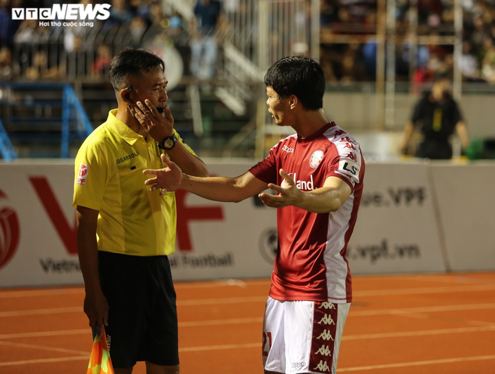 Trợ lý HLV Hàn Quốc phẫn nộ với trọng tài: 'Đá gì nữa, trao cúp luôn đi' - 1