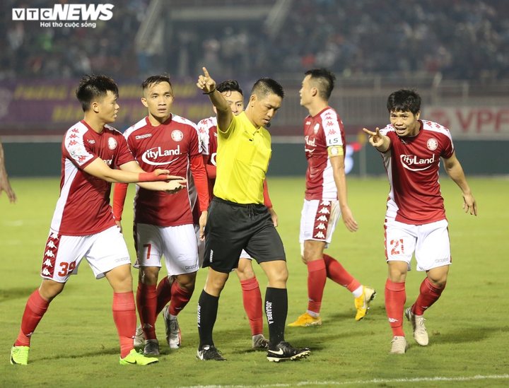 HLV Hàn Quốc bức xúc: Trọng tài xử ép như vậy, tôi phải nói với cầu thủ thế nào? - 2