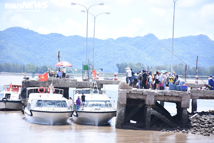 Hàng trăm ô tô chen chúc chờ phà ra đảo Cát Bà, khách phải đi bộ gần 1km - 17