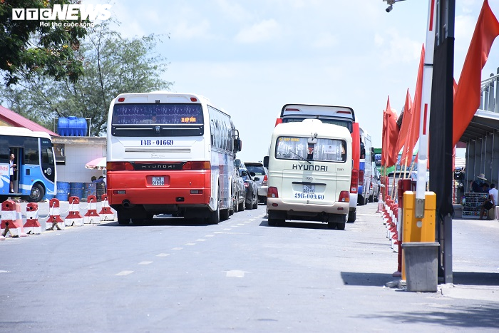 Hàng trăm ô tô chen chúc chờ phà ra đảo Cát Bà, khách phải đi bộ gần 1km - 13
