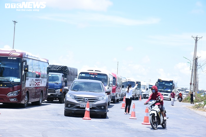 Hàng trăm ô tô chen chúc chờ phà ra đảo Cát Bà, khách phải đi bộ gần 1km - 5