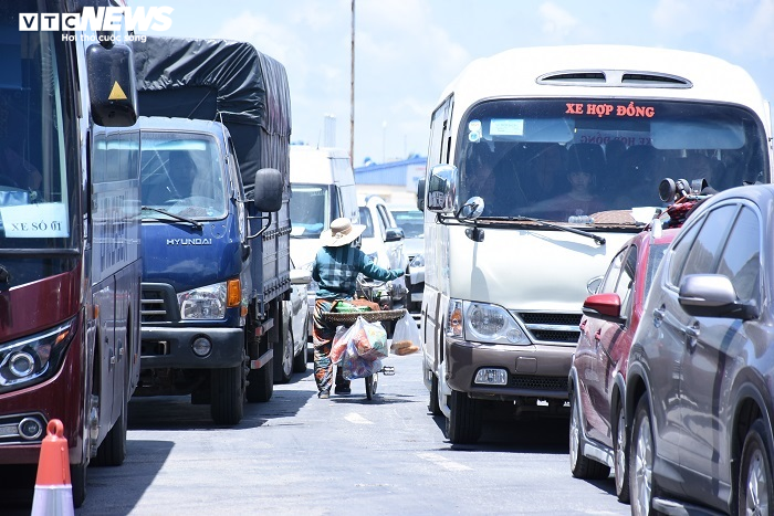 Hàng trăm ô tô chen chúc chờ phà ra đảo Cát Bà, khách phải đi bộ gần 1km - 4