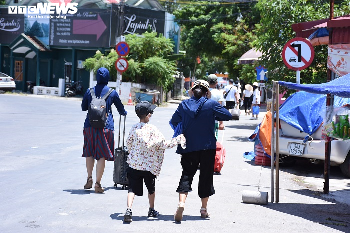 Hàng trăm ô tô chen chúc chờ phà ra đảo Cát Bà, khách phải đi bộ gần 1km - 10