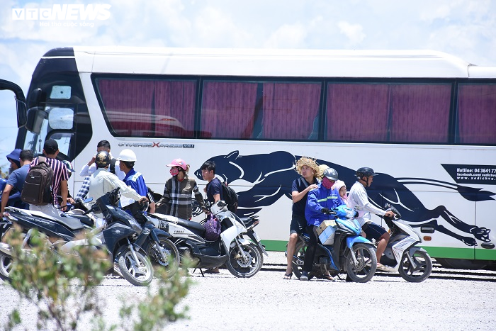 Hàng trăm ô tô chen chúc chờ phà ra đảo Cát Bà, khách phải đi bộ gần 1km - 8