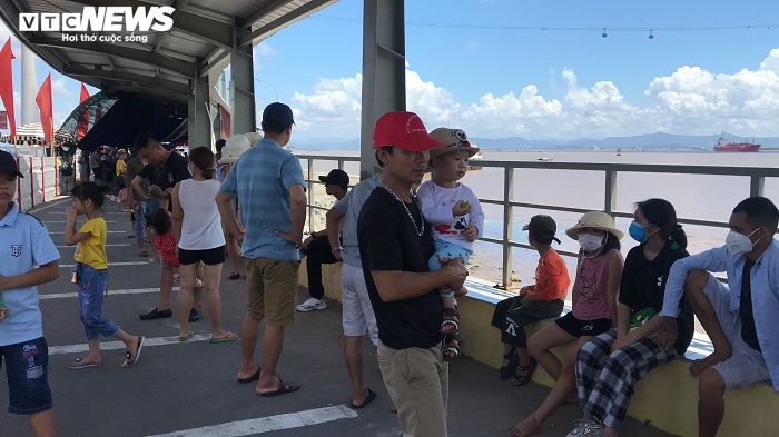 Hàng trăm ô tô chen chúc chờ phà ra đảo Cát Bà, khách phải đi bộ gần 1km - 15