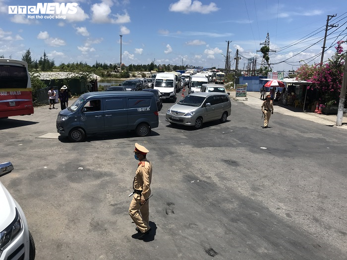 Hàng trăm ô tô chen chúc chờ phà ra đảo Cát Bà, khách phải đi bộ gần 1km - 7