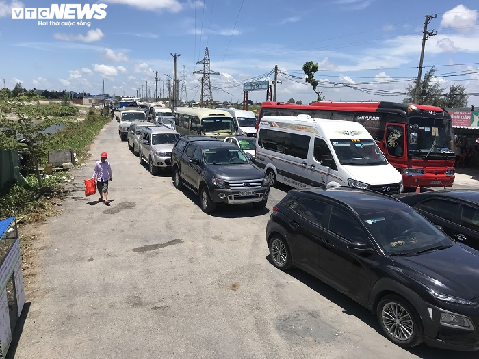 Hàng trăm ô tô chen chúc chờ phà ra đảo Cát Bà, khách phải đi bộ gần 1km - 12