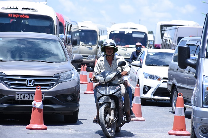 Hàng trăm ô tô chen chúc chờ phà ra đảo Cát Bà, khách phải đi bộ gần 1km - 6