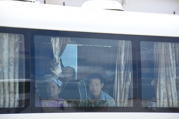 Hàng trăm ô tô chen chúc chờ phà ra đảo Cát Bà, khách phải đi bộ gần 1km - 3