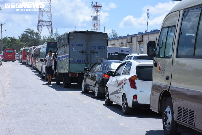 Hàng trăm ô tô chen chúc chờ phà ra đảo Cát Bà, khách phải đi bộ gần 1km - 2