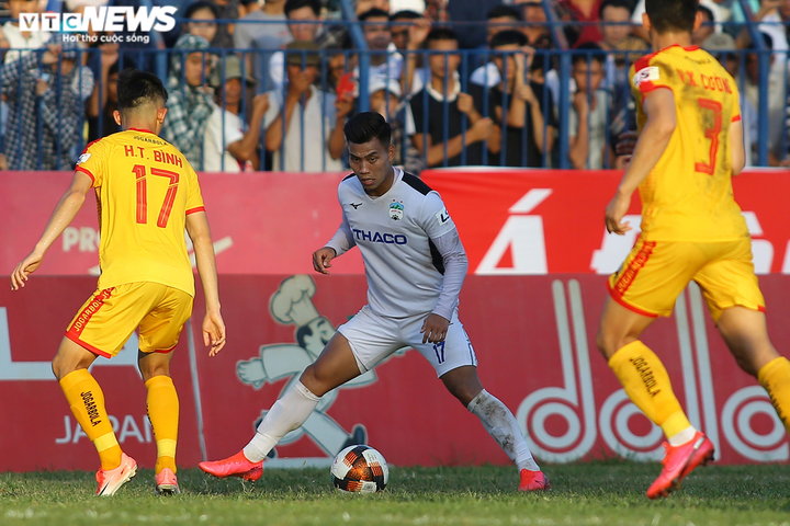 HLV HAGL cảm động: Bố nguy kịch, Văn Thanh vẫn một lòng chiến đấu - 3