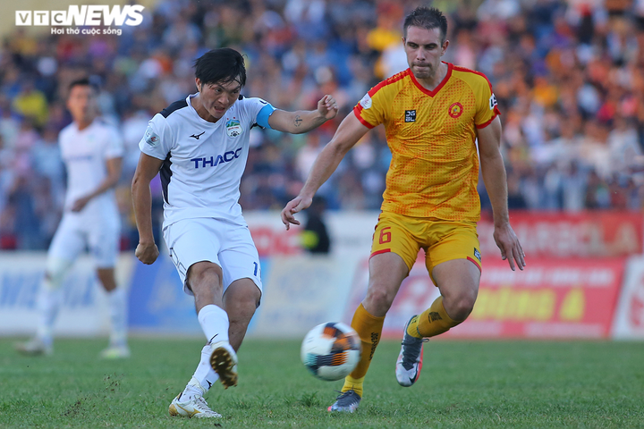 Văn Toàn chạy đua dũng mãnh, đối thủ 3 lần ngáng chân mới cản nổi - 14