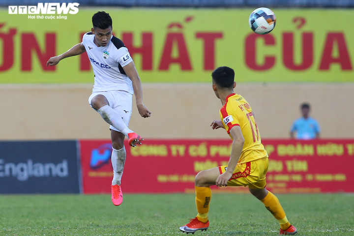 HLV HAGL cảm động: Bố nguy kịch, Văn Thanh vẫn một lòng chiến đấu - 1