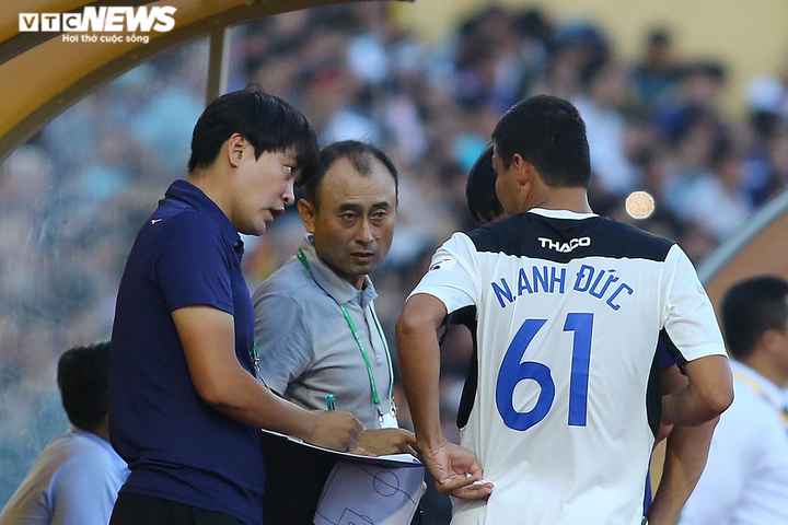 Văn Toàn chạy đua dũng mãnh, đối thủ 3 lần ngáng chân mới cản nổi - 8