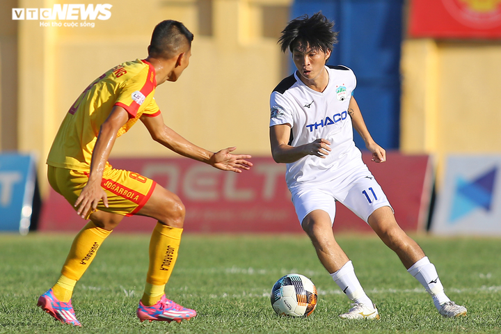 Văn Toàn chạy đua dũng mãnh, đối thủ 3 lần ngáng chân mới cản nổi - 15