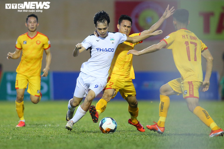 Văn Toàn chạy đua dũng mãnh, đối thủ 3 lần ngáng chân mới cản nổi - 3