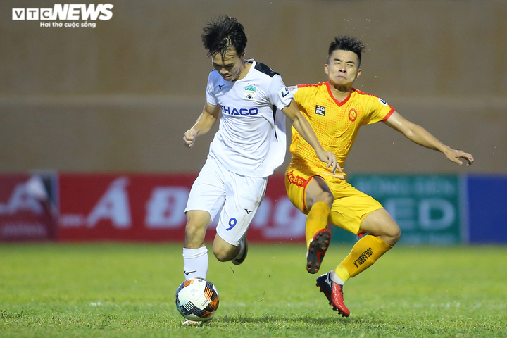 Văn Toàn chạy đua dũng mãnh, đối thủ 3 lần ngáng chân mới cản nổi - 2