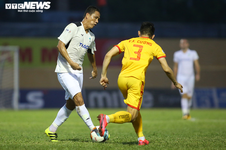 Văn Toàn chạy đua dũng mãnh, đối thủ 3 lần ngáng chân mới cản nổi - 9