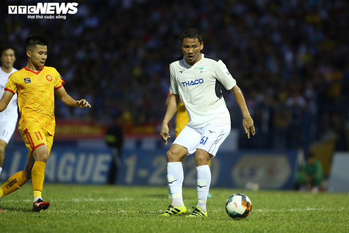 Văn Toàn chạy đua dũng mãnh, đối thủ 3 lần ngáng chân mới cản nổi - 10