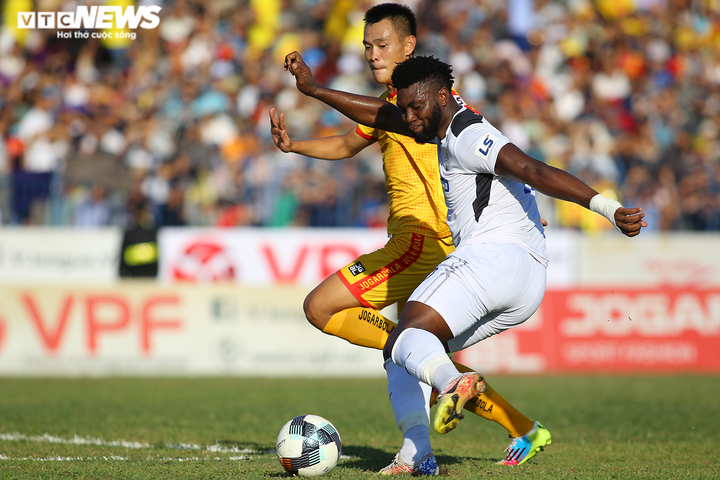 Văn Toàn chạy đua dũng mãnh, đối thủ 3 lần ngáng chân mới cản nổi - 6