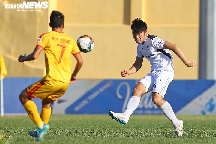 Văn Toàn chạy đua dũng mãnh, đối thủ 3 lần ngáng chân mới cản nổi - 11