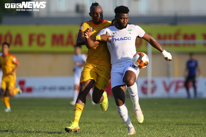 Văn Toàn chạy đua dũng mãnh, đối thủ 3 lần ngáng chân mới cản nổi - 7