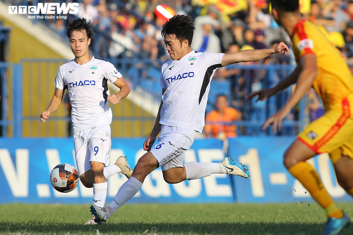 Văn Toàn chạy đua dũng mãnh, đối thủ 3 lần ngáng chân mới cản nổi - 13