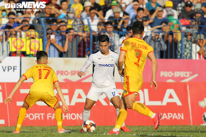 HLV HAGL cảm động: Bố nguy kịch, Văn Thanh vẫn một lòng chiến đấu - 2