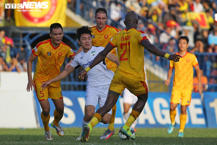 Văn Toàn chạy đua dũng mãnh, đối thủ 3 lần ngáng chân mới cản nổi - 12