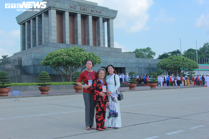 Mẹ Việt Nam Anh hùng xúc động viếng Lăng Bác, rưng rưng đọc thơ tiễn con ra trận - 13