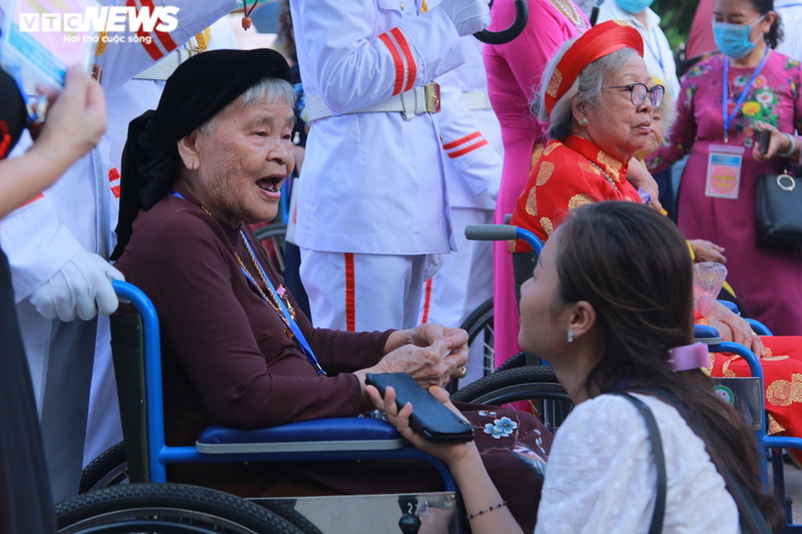 Mẹ Việt Nam Anh hùng xúc động viếng Lăng Bác, rưng rưng đọc thơ tiễn con ra trận - 5