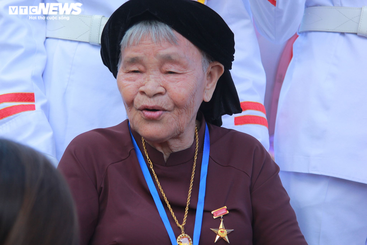 Mẹ Việt Nam Anh hùng xúc động viếng Lăng Bác, rưng rưng đọc thơ tiễn con ra trận - 6