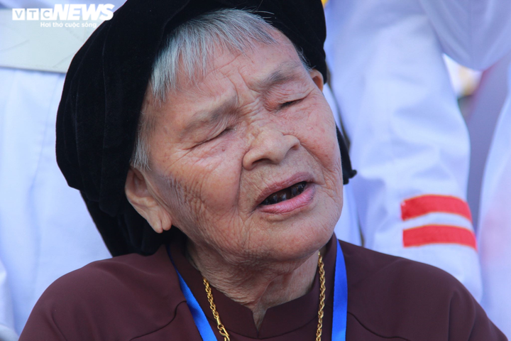 Mẹ Việt Nam Anh hùng xúc động viếng Lăng Bác, rưng rưng đọc thơ tiễn con ra trận - 7