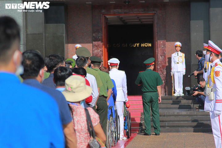 Mẹ Việt Nam Anh hùng xúc động viếng Lăng Bác, rưng rưng đọc thơ tiễn con ra trận - 3