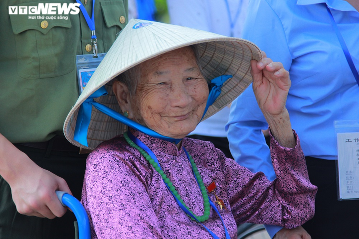 Mẹ Việt Nam Anh hùng xúc động viếng Lăng Bác, rưng rưng đọc thơ tiễn con ra trận - 8