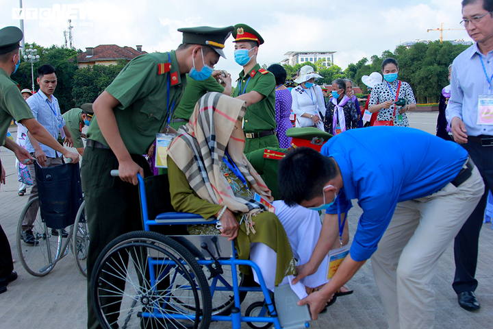 Mẹ Việt Nam Anh hùng xúc động viếng Lăng Bác, rưng rưng đọc thơ tiễn con ra trận - 4