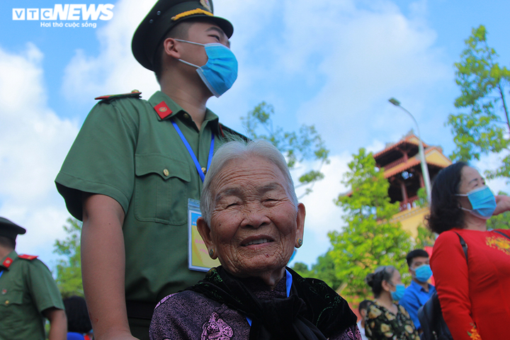 Mẹ Việt Nam Anh hùng xúc động viếng Lăng Bác, rưng rưng đọc thơ tiễn con ra trận - 9