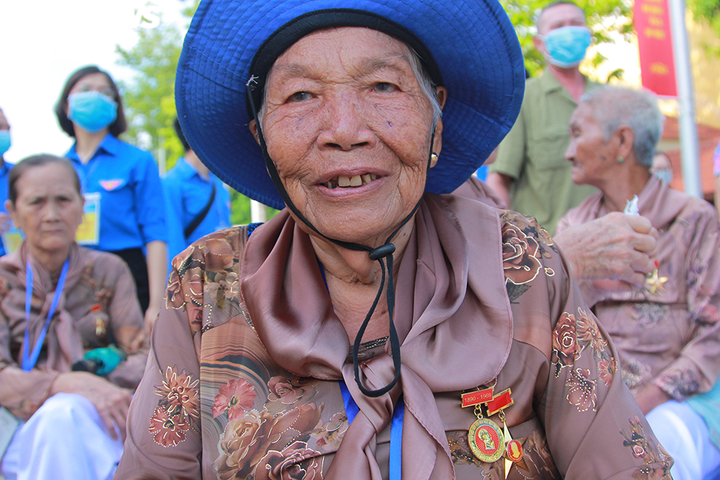 Mẹ Việt Nam Anh hùng xúc động viếng Lăng Bác, rưng rưng đọc thơ tiễn con ra trận - 11