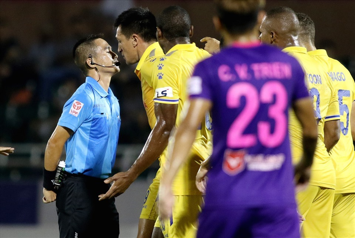 Vì sao bóng đá Nam Định hay bức xúc với trọng tài? - 1