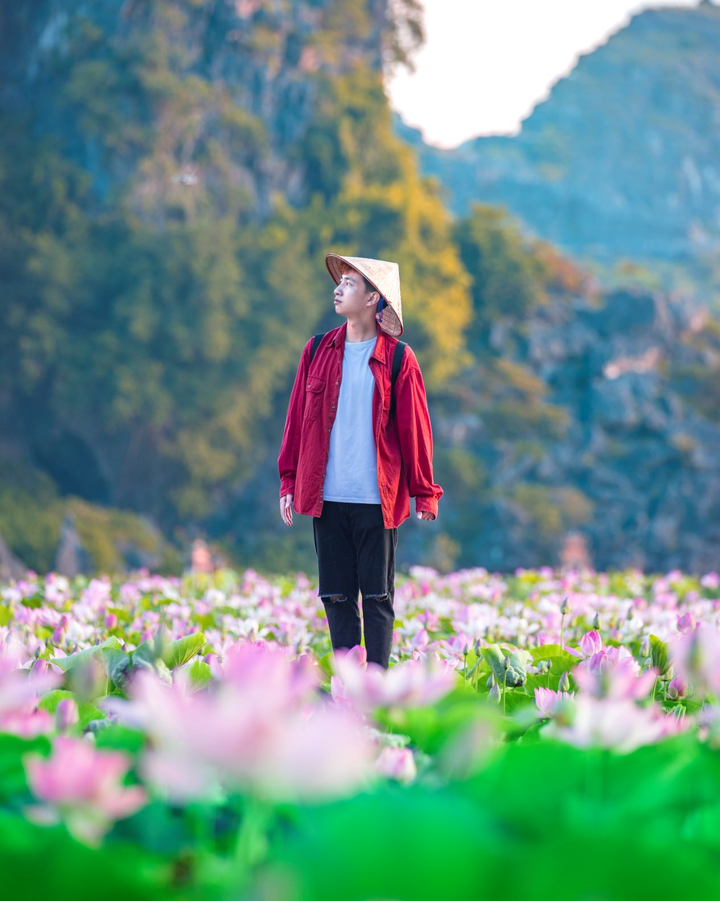 Đầm sen Hang Múa đẹp như tiên cảnh, giới trẻ đua nhau check in 'sống ảo' - 9