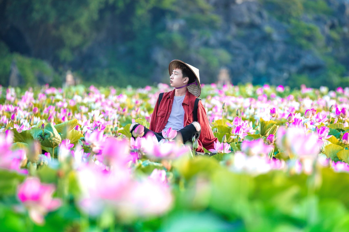 Đầm sen Hang Múa đẹp như tiên cảnh, giới trẻ đua nhau check in 'sống ảo' - 10