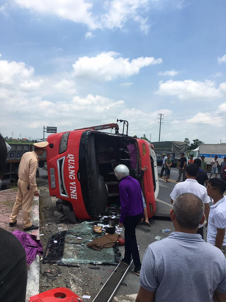 Xe đầu kéo vượt đèn đỏ tông xe khách khiến 4 người thương vong - 1