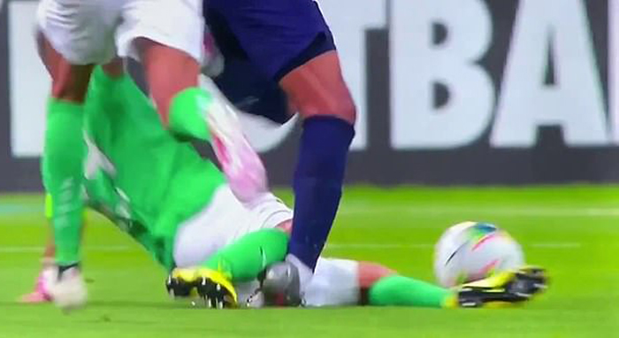 Video: Đối thủ vào bóng triệt hạ, Mbappe gập cổ chân, bật khóc rời sân - 1