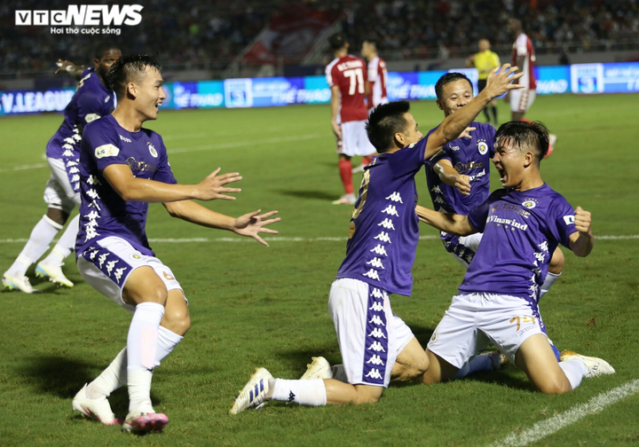 Tấn Tài bị ngoại binh của CLB TP.HCM túm cổ, lăn xả giữa vòng vây ở tuổi 36 - 12