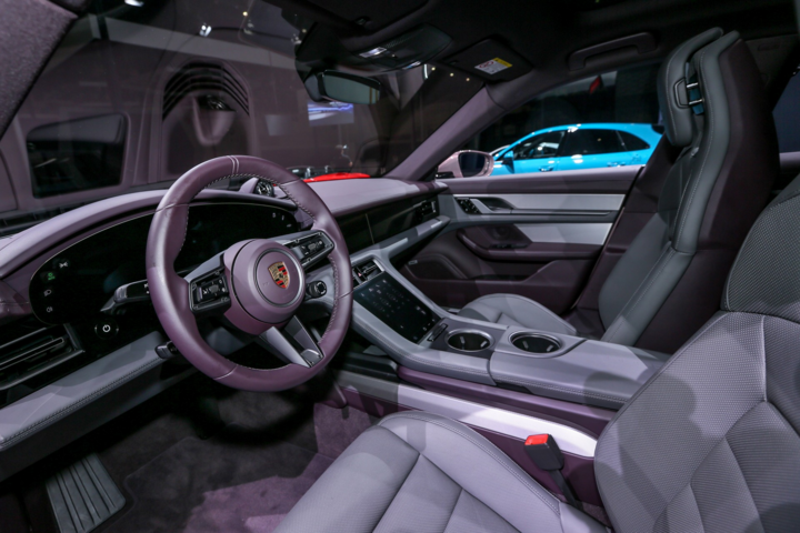 Porsche Taycan dành cho các quý cô với nước sơn màu hồng kẹo ngọt - 2