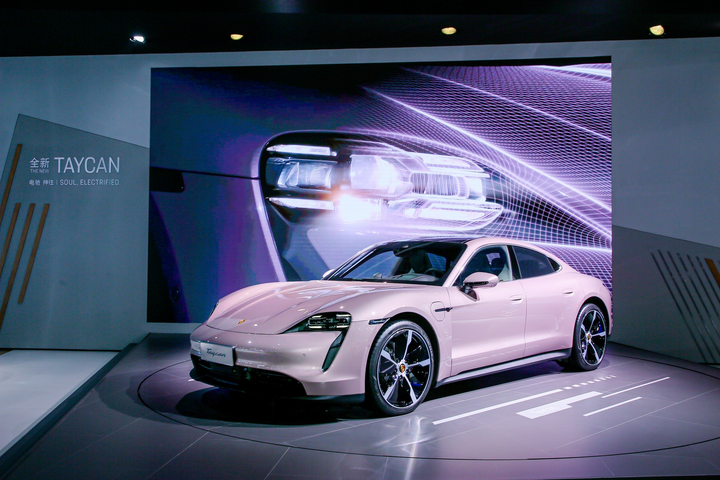 Porsche Taycan dành cho các quý cô với nước sơn màu hồng kẹo ngọt - 3