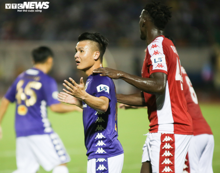 Quang Hải mờ nhạt, tiền đạo Hà Nội FC nửa khóc nửa cười khi bị chối bàn thắng - 4