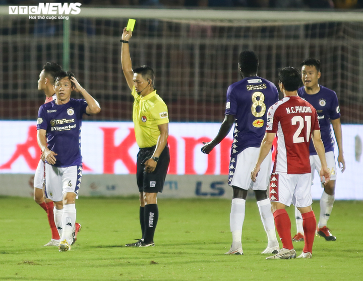 Công Phượng mếu máo đòi phạt đền, cầu thủ CLB TP.HCM 2 lần bao vây trọng tài - 9