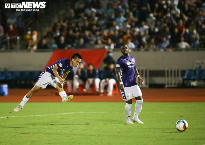 Tấn Tài bị ngoại binh của CLB TP.HCM túm cổ, lăn xả giữa vòng vây ở tuổi 36 - 9