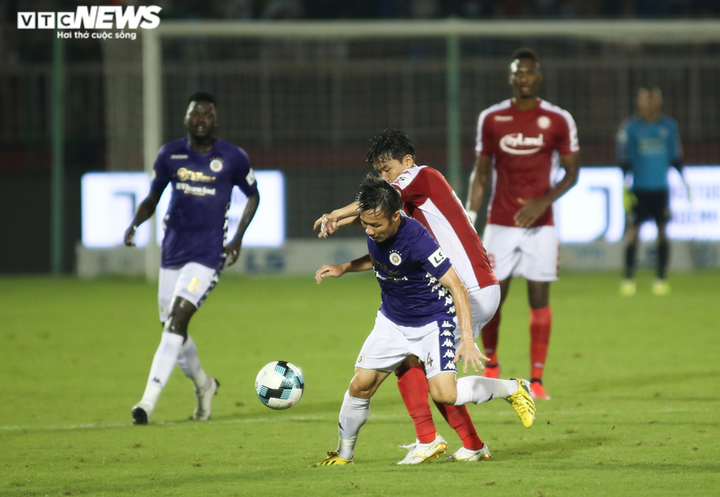 Tấn Tài bị ngoại binh của CLB TP.HCM túm cổ, lăn xả giữa vòng vây ở tuổi 36 - 3